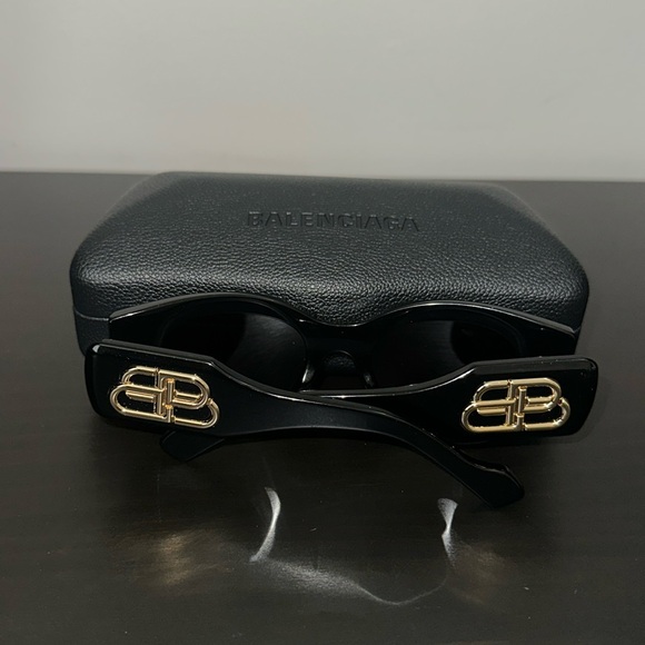 100% Authentic Balenciaga Sunglasses with case - Picture 2 of 6